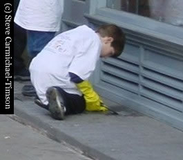 Scientology endagers once again a small child by letting it use a metal paint scraper to clean its building.